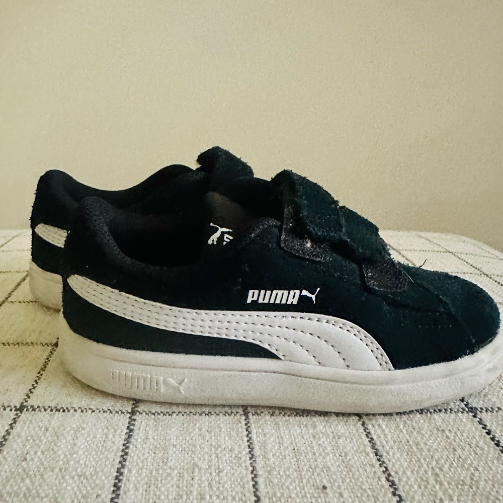 PUMA suede classic sneakers little kids  Size 8